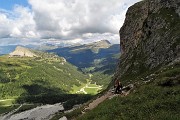 25 Ci abbassiamo nella Val Venegia con vista verso il Monte Castellazzo